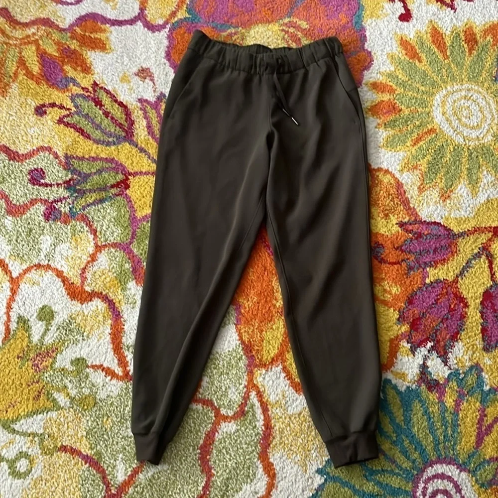 LULULEMON ATHLETICA ON THE FLY JOGGER PANTS SIZE 6